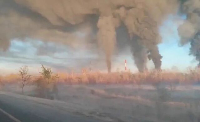 Ucrania ataca tres refinerías rusas con drones; Moscú descarta impacto en negociaciones