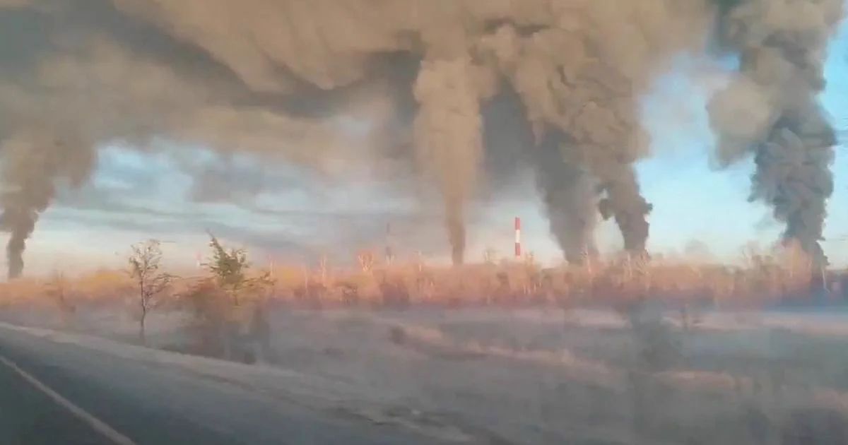 Ucrania ataca tres refinerías rusas con drones; Moscú descarta impacto en negociaciones