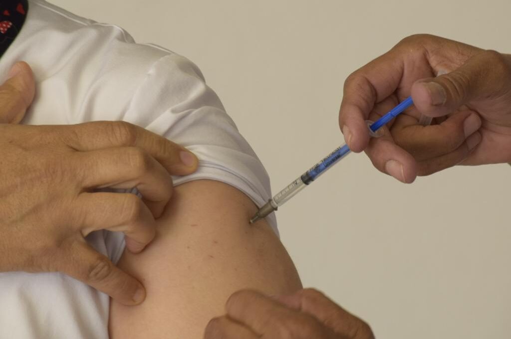 Vacunas contra influenza y COVID-19 en CDMX: quiénes pueden recibirlas y dónde acudir