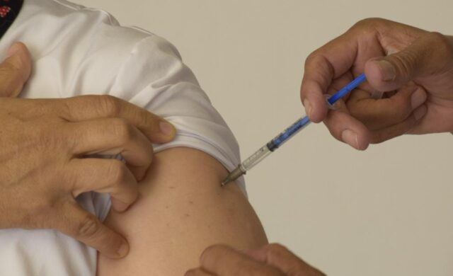 Vacunas contra influenza y COVID-19 en CDMX: quiénes pueden recibirlas y dónde acudir