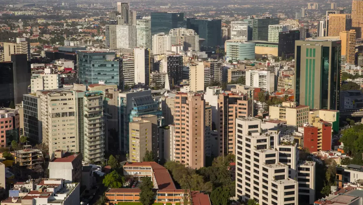 Nubosidad, lluvias ligeras y viento marcarán el clima en CDMX
