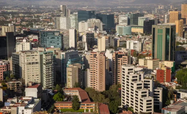 Nubosidad, lluvias ligeras y viento marcarán el clima en CDMX