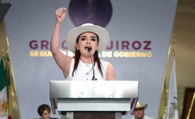 Grecia Quiroz devela busto de Carlos Manzo en Uruapan