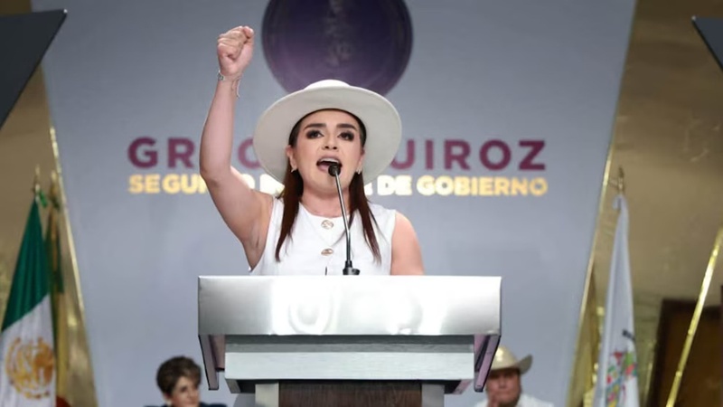 Grecia Quiroz devela busto de Carlos Manzo en Uruapan