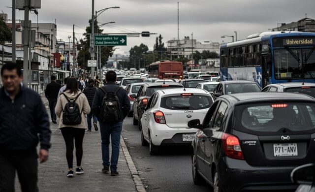 Colapso vial en CDMX por marcha en CU, lluvias y restricciones vehiculares