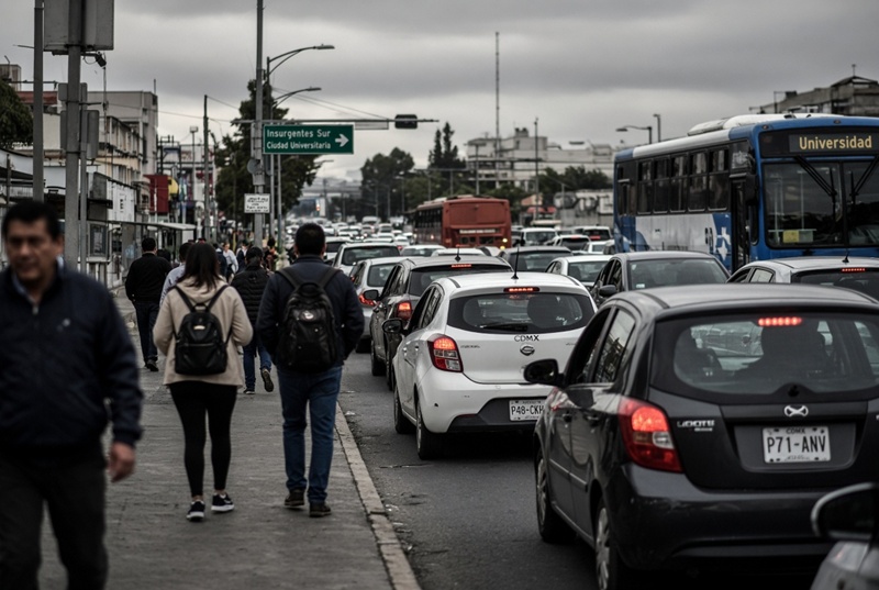 Colapso vial en CDMX por marcha en CU, lluvias y restricciones vehiculares