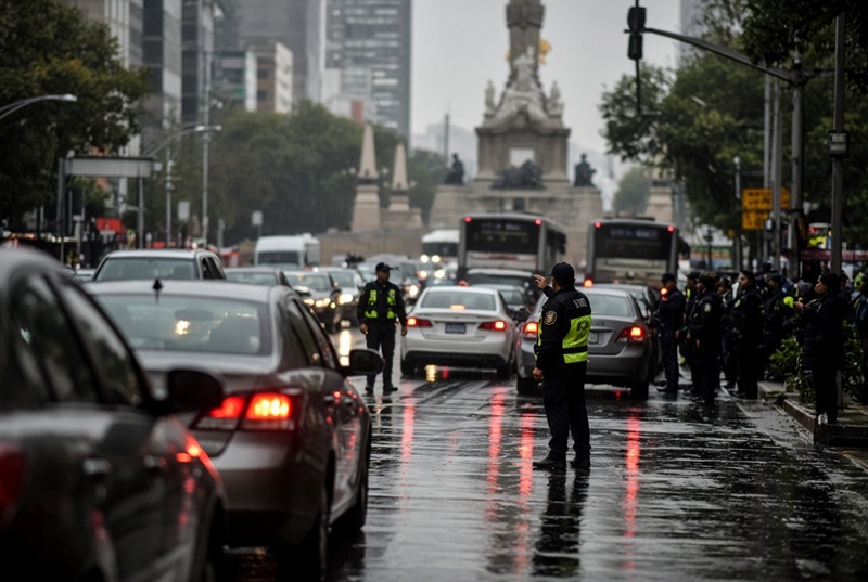 Caos vial CDMX por marchas, Hoy No Circula y lluvias intensas