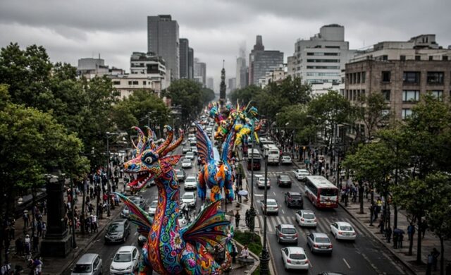 Desfile de Alebrijes y lluvias colapsan movilidad en CDMX este sábado