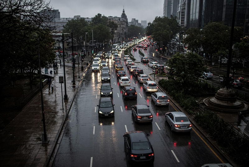 Movilidad en CDMX se frena por marchas, lluvias y cierres