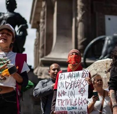Marchan por el agua en CDMX; denuncian contaminación y exigen justicia en Guadalajara