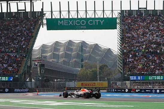Tráfico en CDMX: cierran carriles de Reforma por show de Checo Pérez y movilizaciones