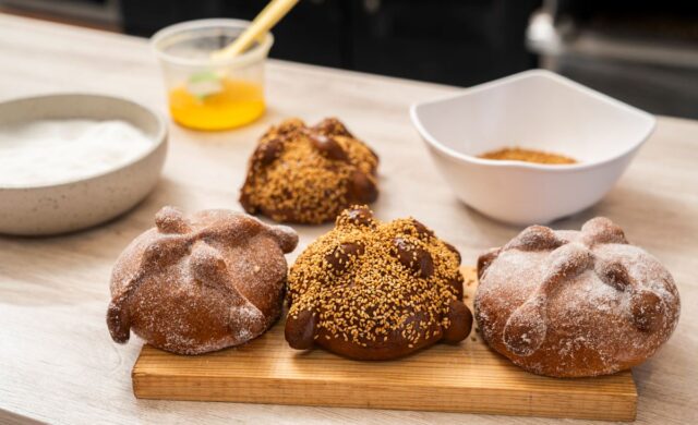 Pan de muerto con lavanda, guayaba y hasta hamburguesas: el festival que toma el Centro Histórico