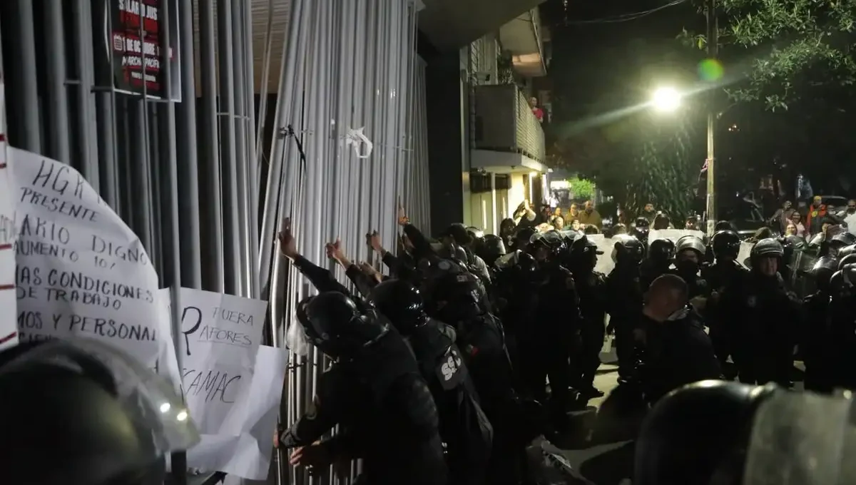 Trabajadores del IMSS irrumpen en sede del SNTSS tras rechazar aumento salarial de 2.9%
