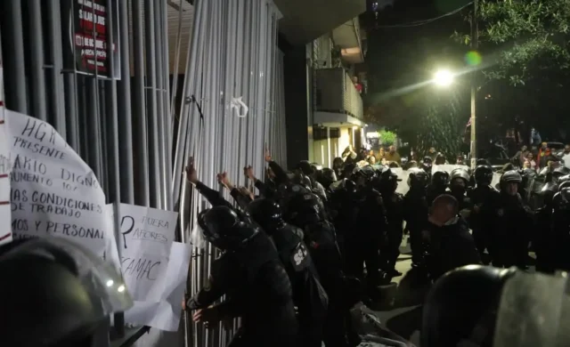 Trabajadores del IMSS irrumpen en sede del SNTSS tras rechazar aumento salarial de 2.9%